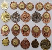 Lot de 21 Médailles Karaté assorties d 32 et 50 mm fin de série